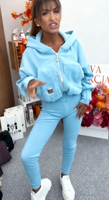 Bluza z kapturem i eleganckimi, miękkimi kieszeniami, idealna do wygodnych spodni.