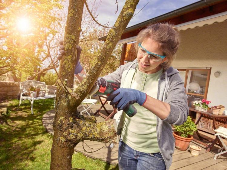 Bosch EasyCut NanoBlade Mini Chainsaw - Tiny chainsaw blade on handheld power tool