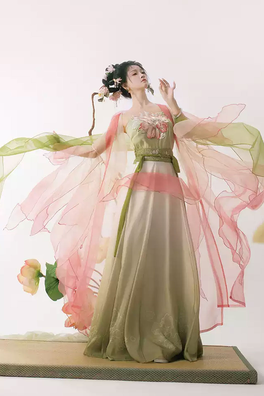 Song Dynasty Pink Hanfu Dress with Lotus Flower Embroidery and Kouzi Skirt - xiaoheyao 小荷夭 Stupa Stones