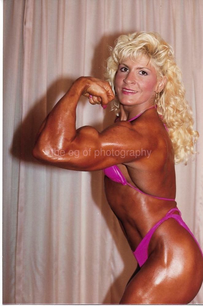PRETTY GIRL 80's 90's FOUND Photo Poster painting Color MUSCLE WOMAN Original EN 21 40 J