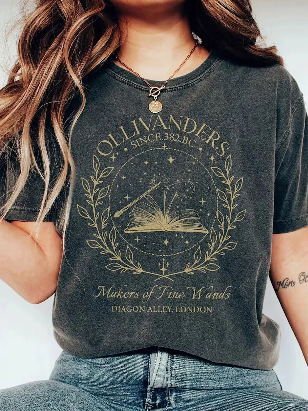 Ollivanders Wand Shop Tshirt / DarkAcademias /Darkacademias