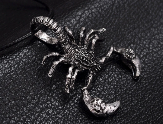 1pcs Antique Scorpion Pendant Necklace Cartoon Animal Scorpion Charms Necklace Pendant floating lockets Charms Jewelry