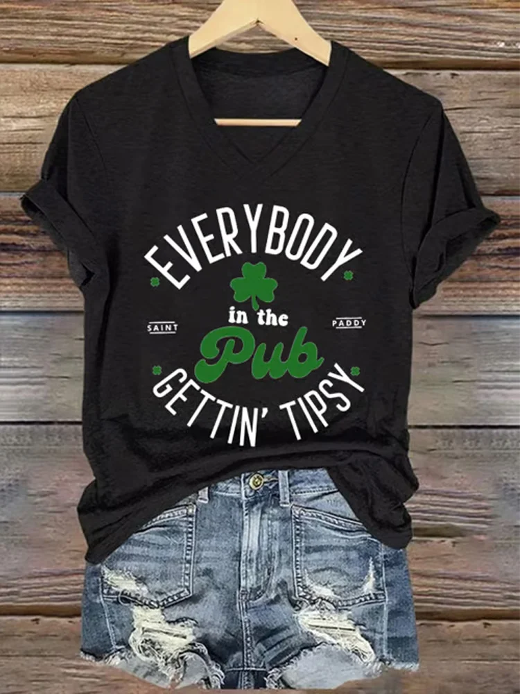 VChics Women's Everybody In The Pub Getting Tipsy St. Patrick's Day Printed V-neck T-shirt