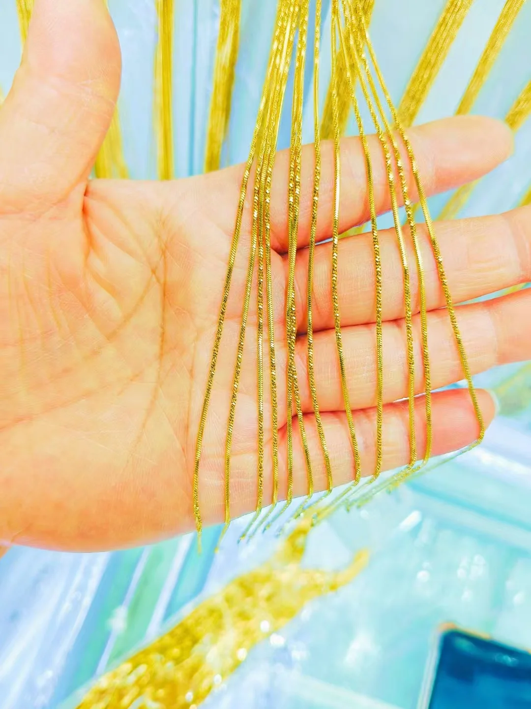 Interchangeable chains that can be worn as a minimalist necklace.