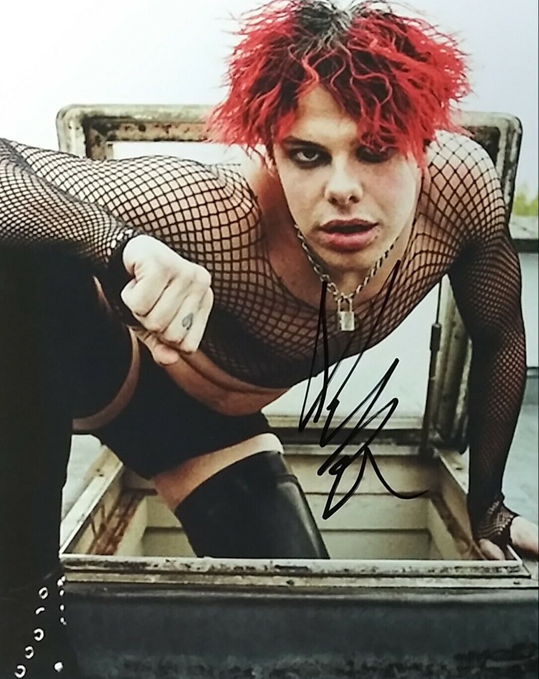 Yungblud signed 8x10