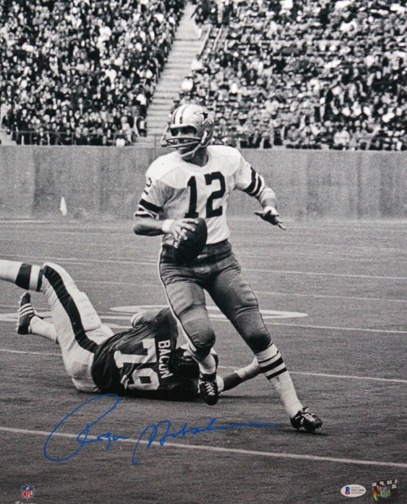 Roger Staubach Signed Cowboys 16x20 FP B&W Scrambling Photo Poster painting-Beckett W Auth *Blue