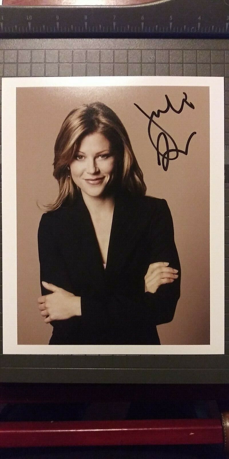 Julie Bowen signed 8x10