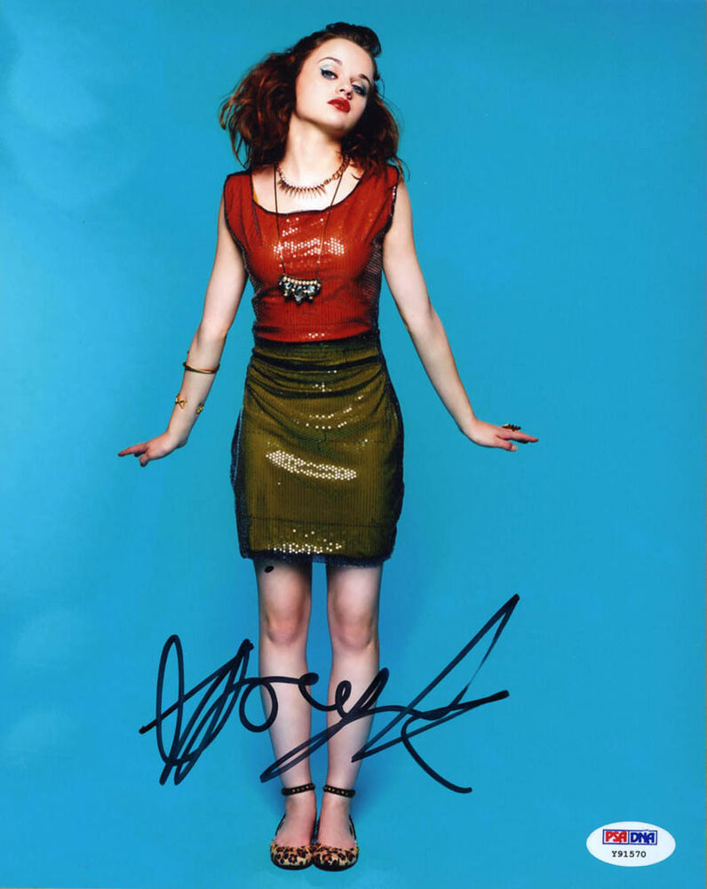 Joey King SIGNED 8x10 Photo Poster painting Greta Fargo The Conjuring PSA/DNA AUTOGRAPHED