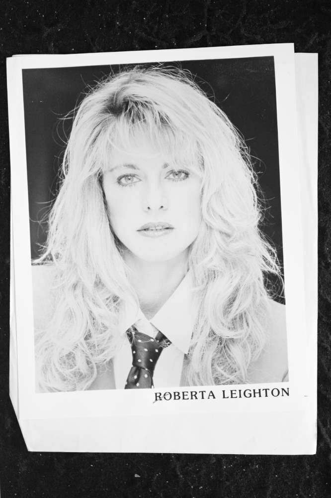 Roberta Leighton - 8x10 Headshot Photo Poster painting w/ Resume - YOUNG & THE RESTLESS