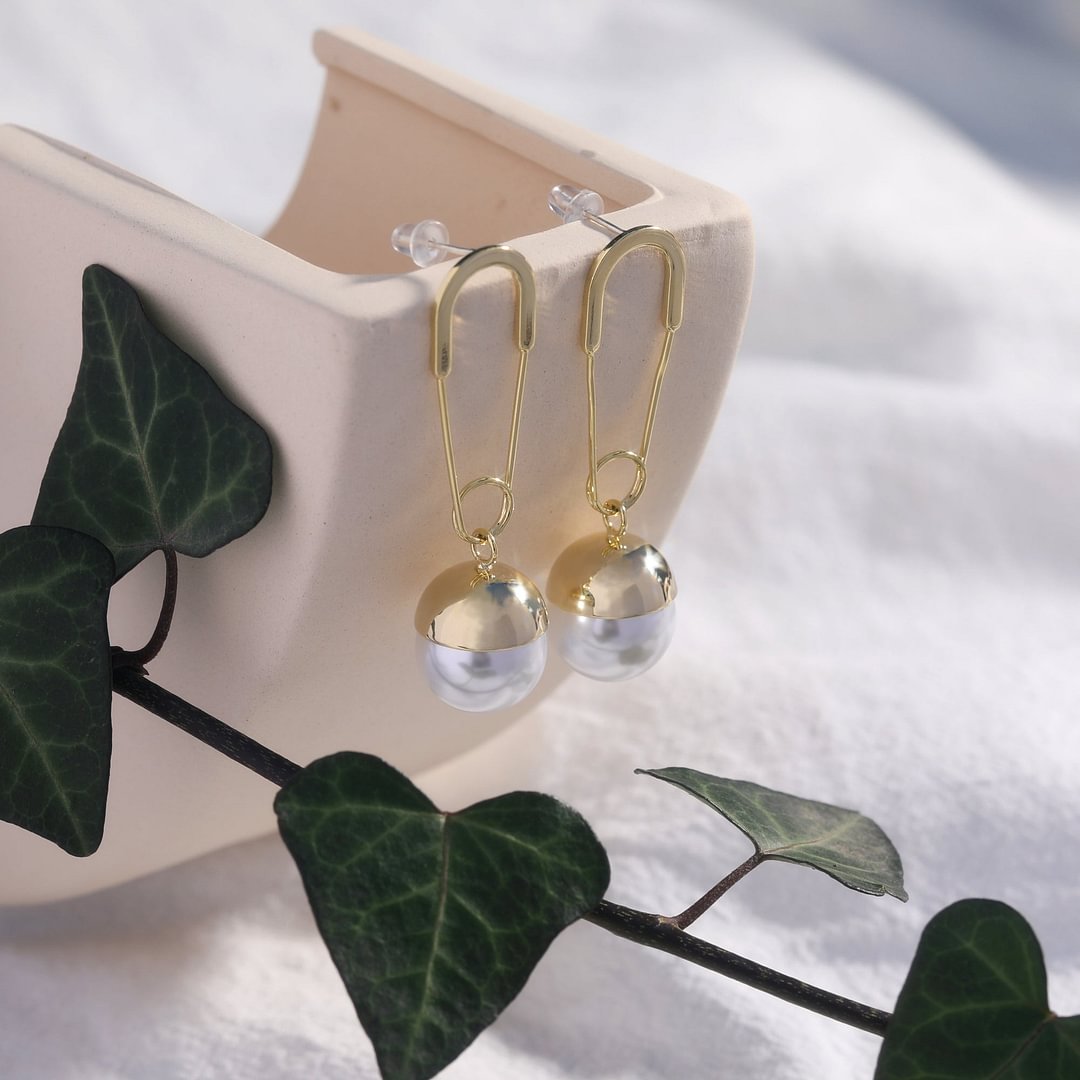 Minimalist metal pin-type pearl earrings