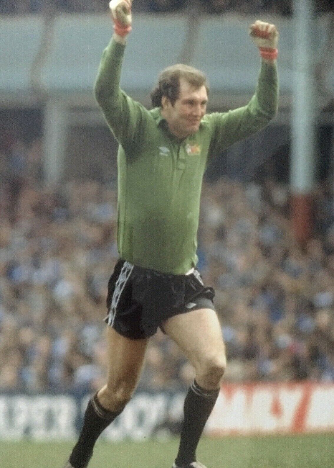 JOE CORRIGAN - FORMER CITY GOALKEEPER - EXCELLENT UNSIGNED Photo Poster paintingGRAPH