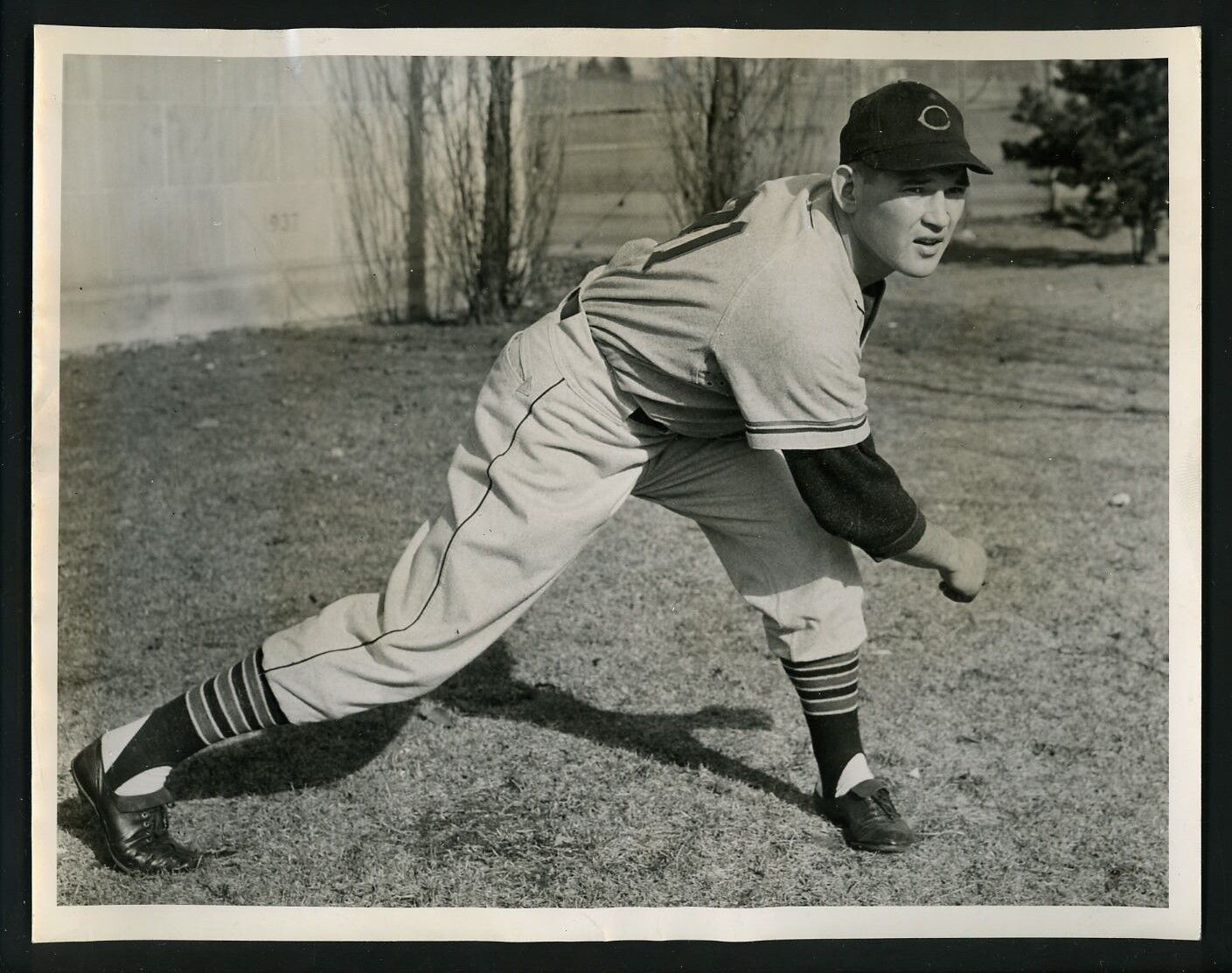 Allie Reynolds 1943 Cleveland News Press Photo Poster painting Indians horizontal pitching pose