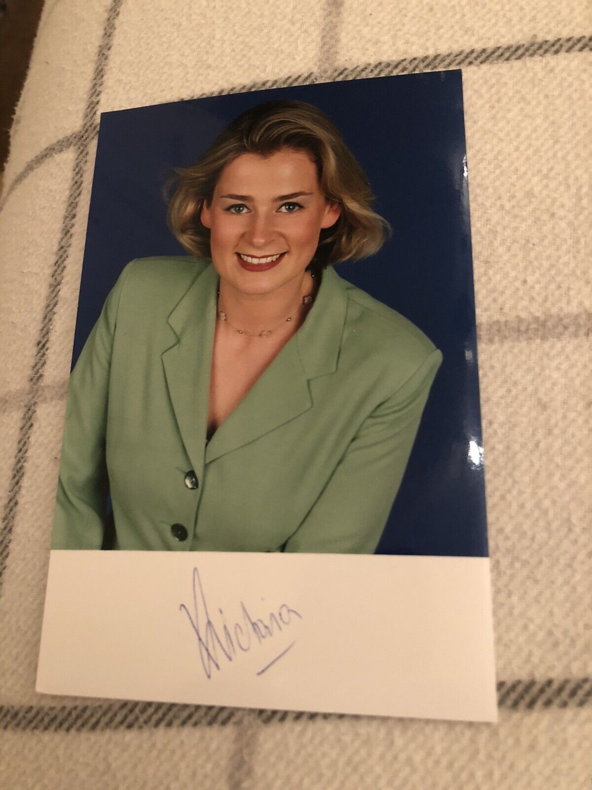 VICTORIA (BBC WEATHER) SIGNED VINTAGE Photo Poster painting