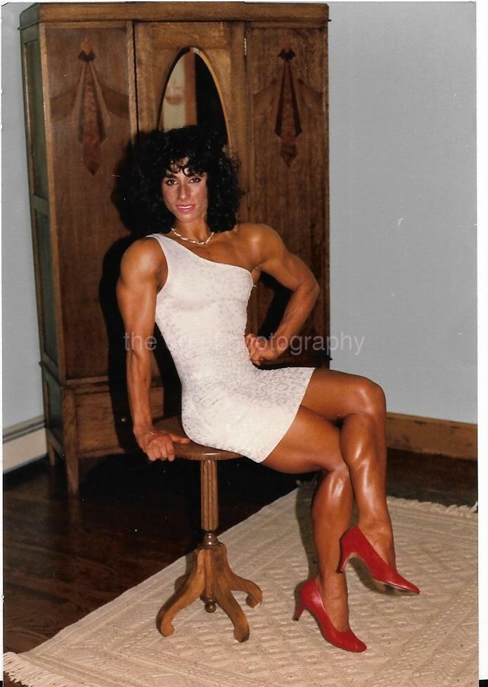 PRETTY BUFF WOMAN found Photo Poster painting MUSCLE GIRL Color PORTRAIT EN 110 31 X