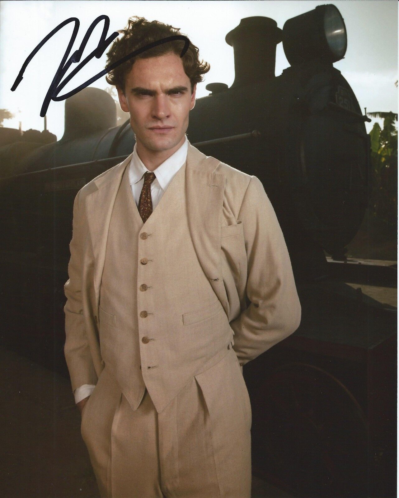 Tom Bateman autograph - signed Photo Poster painting - Murder on the Orient Express