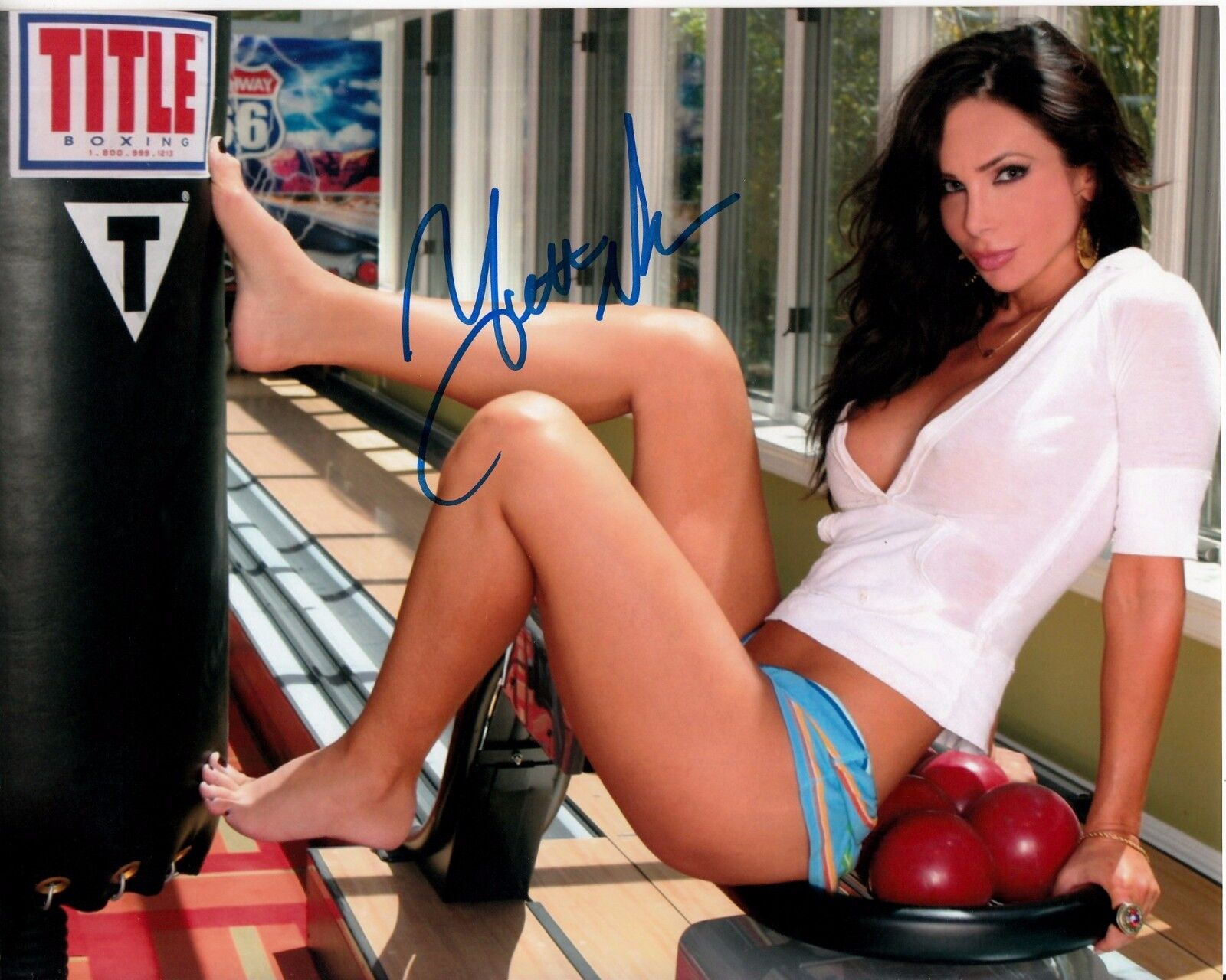 YVETTE NELSON hand-signed BAREFOOT HOT LEGS BUSTY 8x10 authentic w/ UACC RD COA