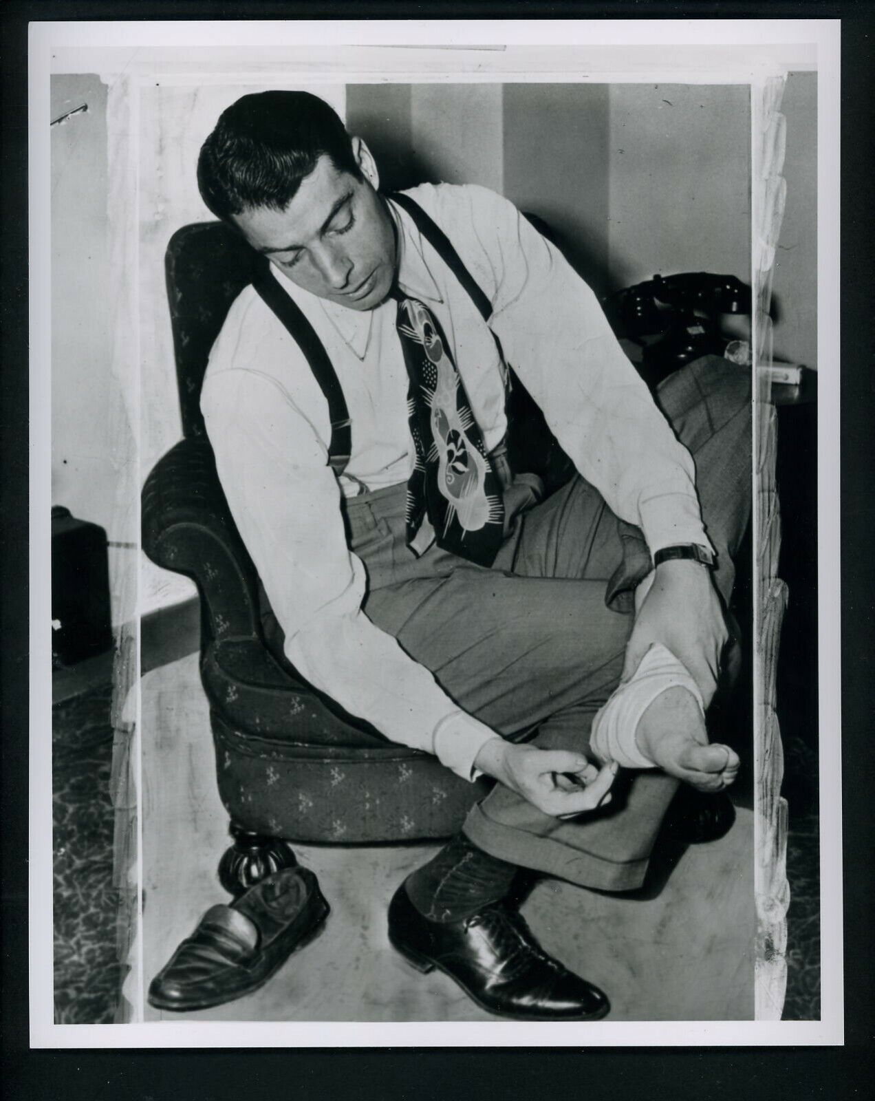 Joe DiMaggio shows reporters heal injury 1949 Type IV Press Photo Poster painting Yankees