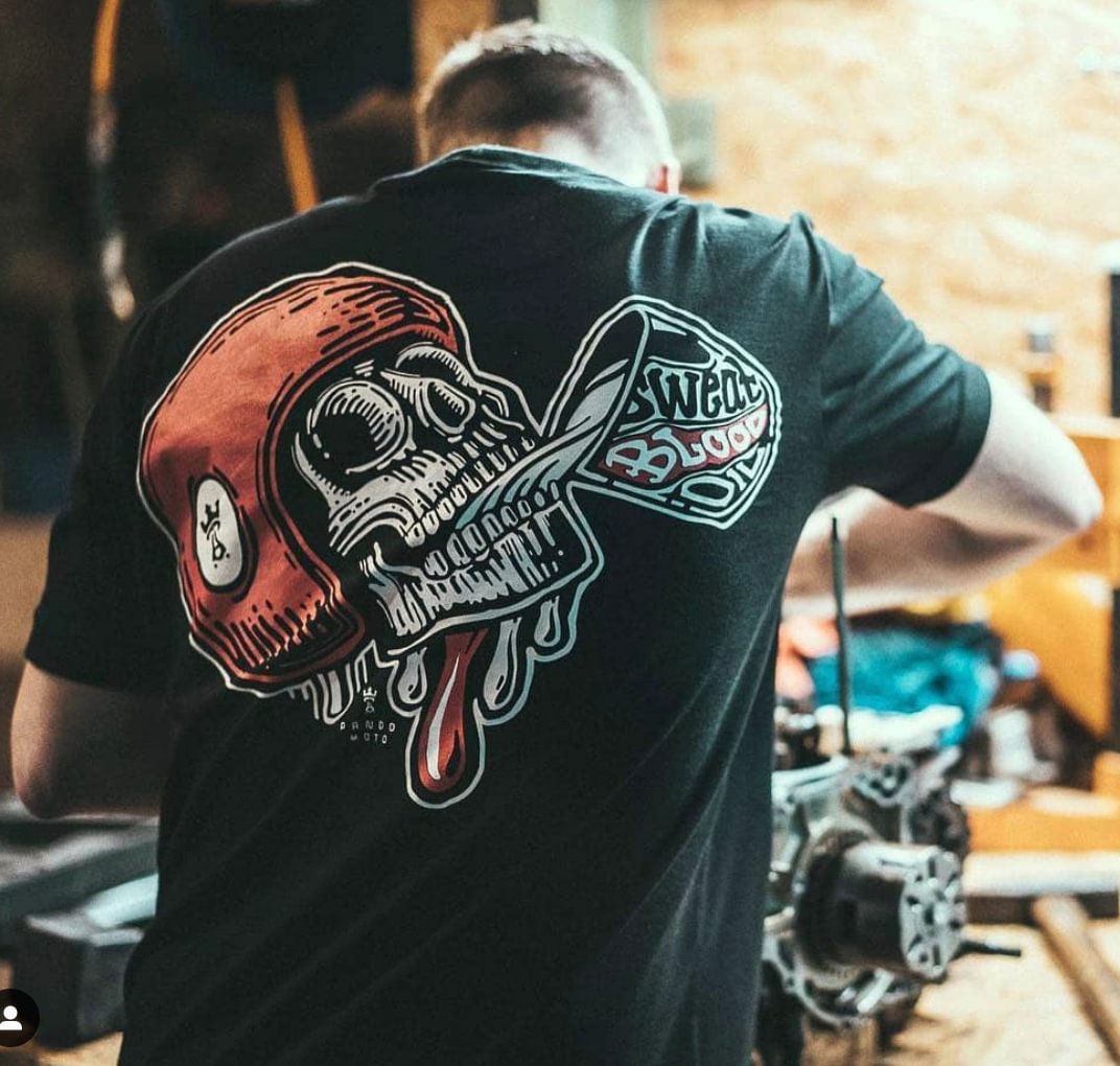 Red helmet print black t-shirt -  