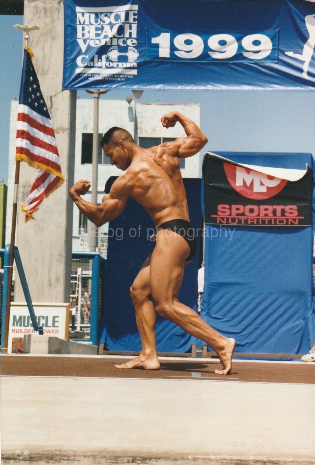 MUSCLE MAN Found Photo Poster painting Photo Poster paintingGRAPHER GENE MOZEE Bodybuilding VENICE BEACH 92 3 O