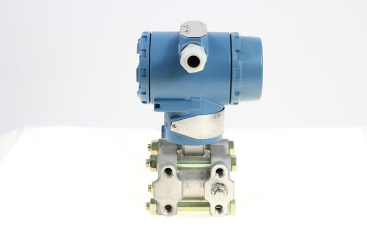 Capacitive pressure sensor differential pressure transmitter