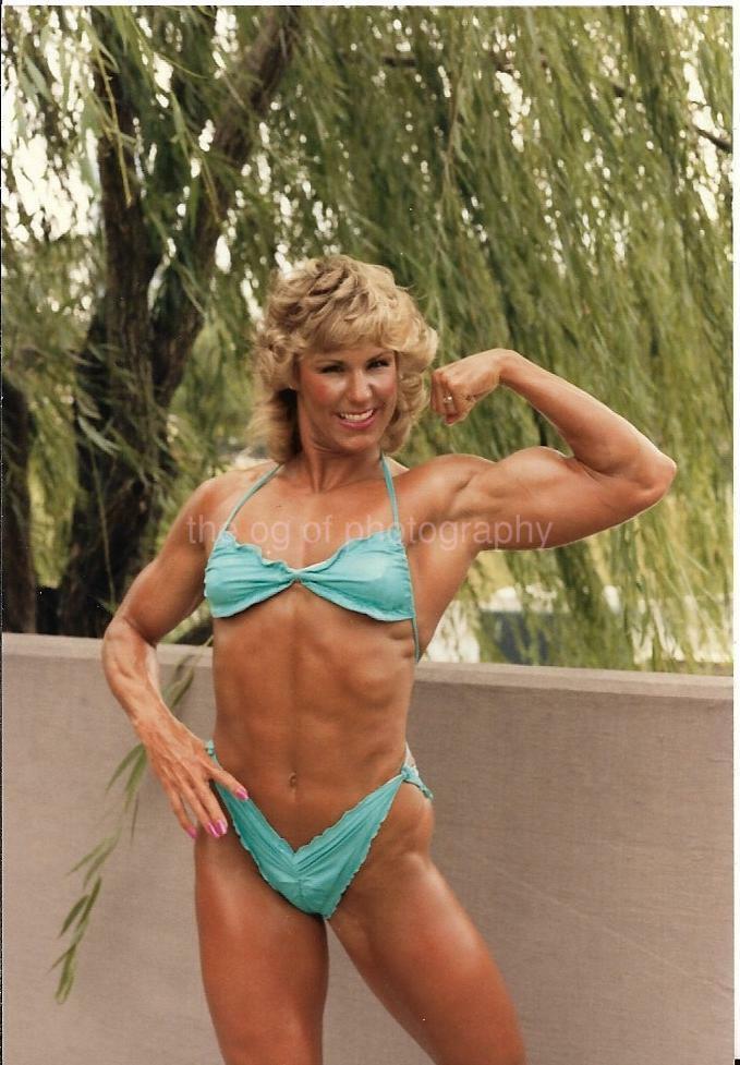 FEMALE BODYBUILDER 80's 90's FOUND Photo Poster painting Color MUSCLE WOMAN Original EN 17 23 C