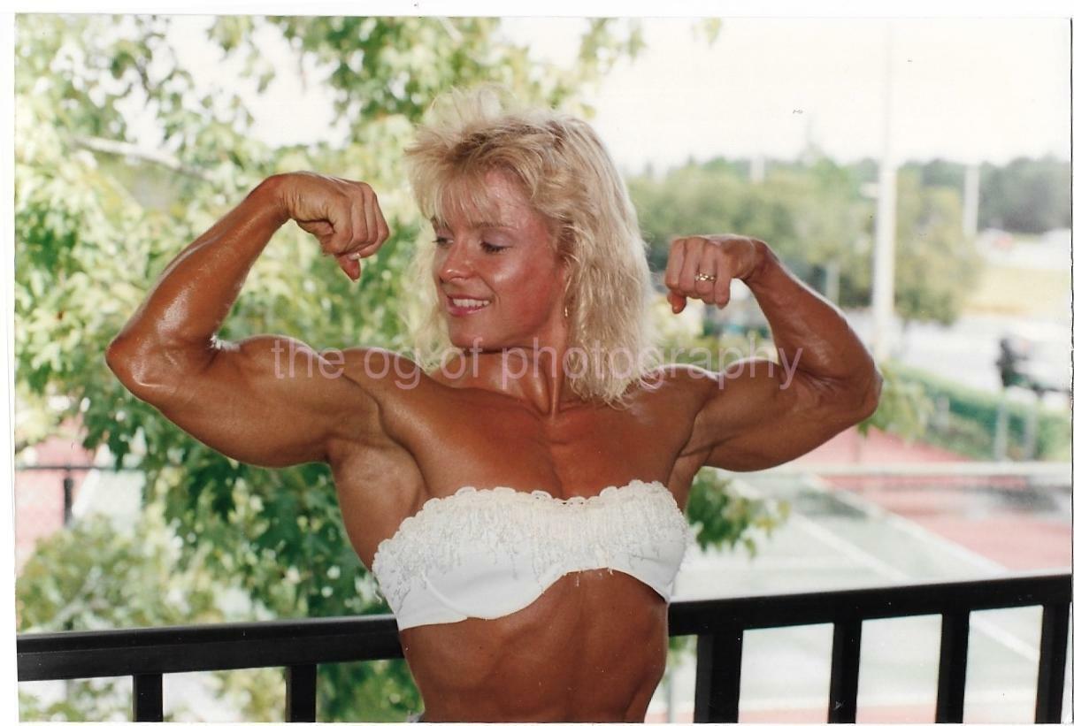 FEMALE BODYBUILDER 80's 90's FOUND Photo Poster painting Color MUSCLE GIRL Original EN 17 48 Y