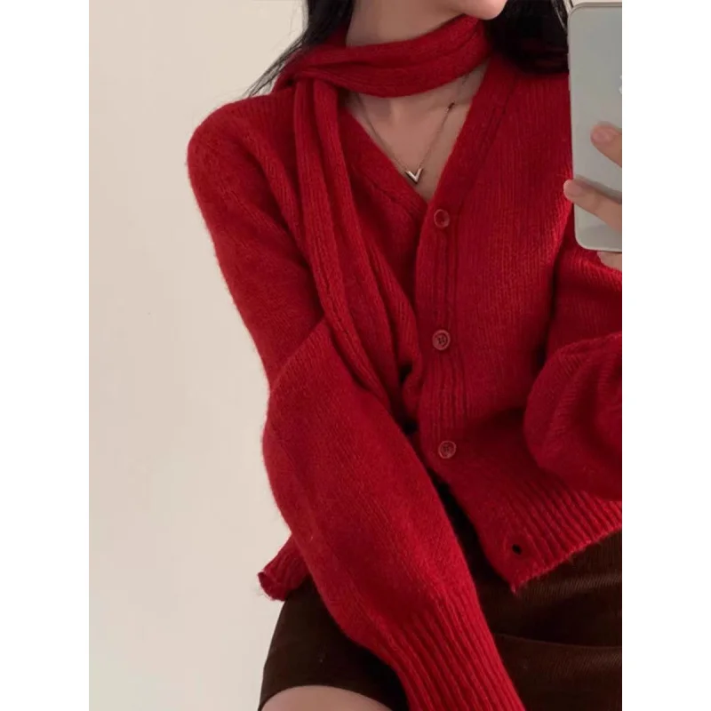 Uveng Uveng Chic Winter New Small French Retro Long-Sleeved Pure Desire V-Neck Long-Sleeved Sweater Coat Hanging Neck Scarf