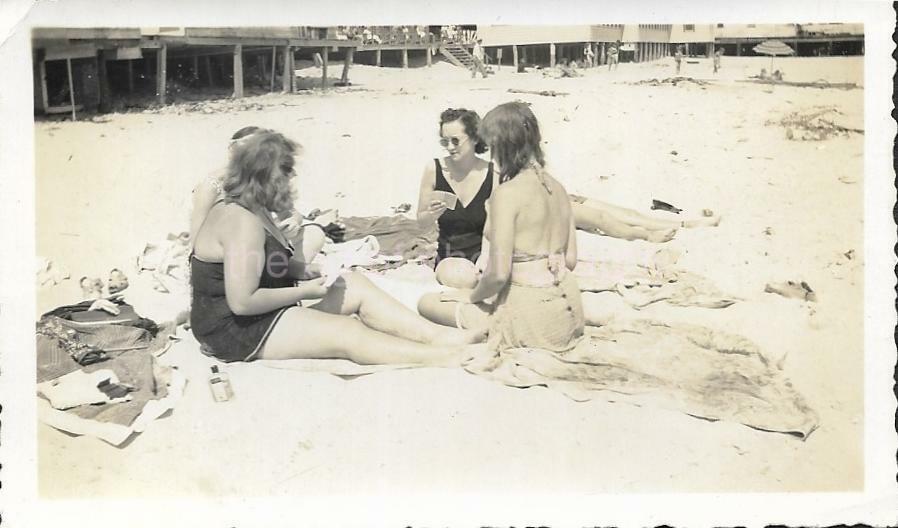 Vintage FOUND Photo Poster paintingGRAPH bw A DAY AT THE BEACH Original SNAPSHOT JD 110 4 X