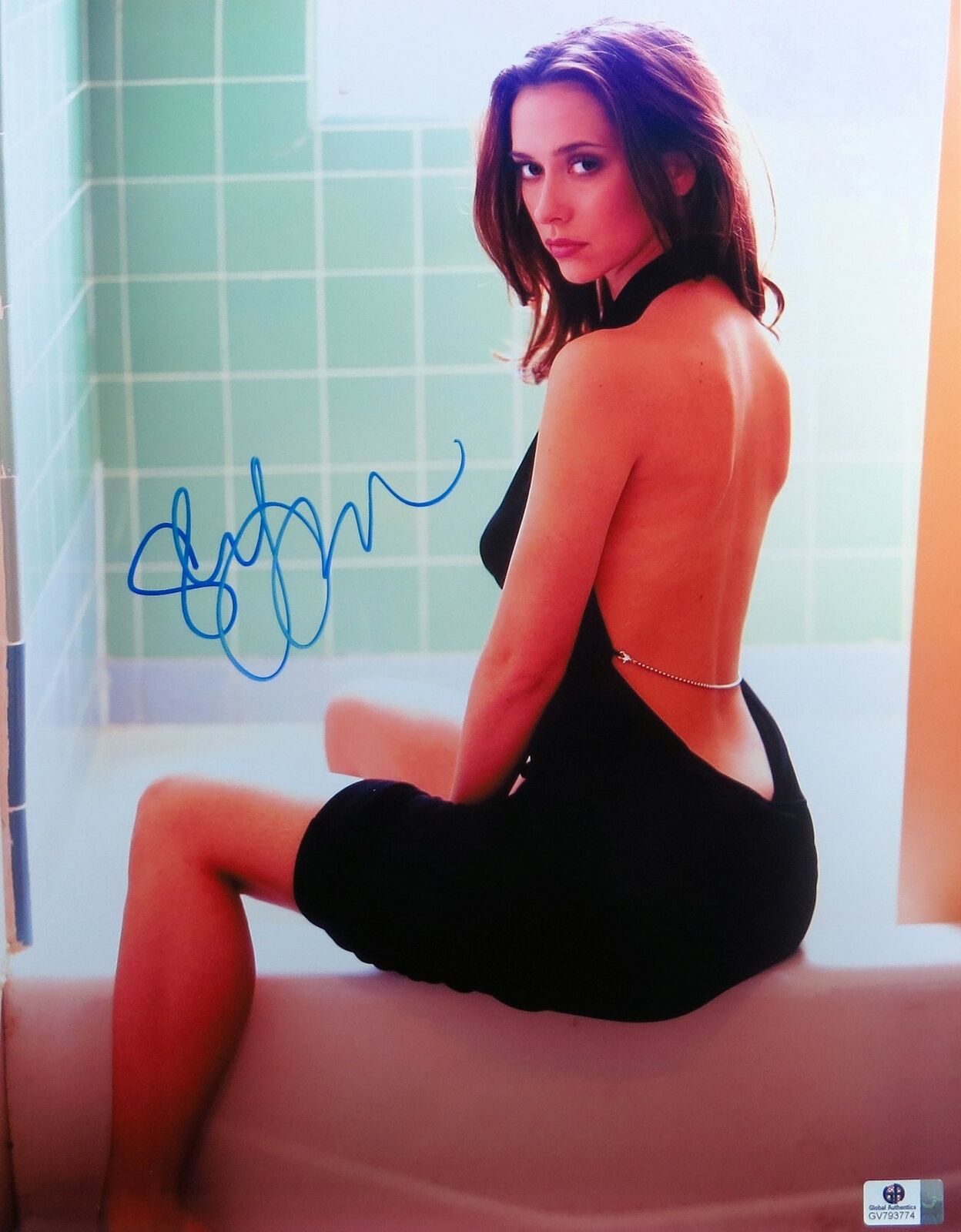 Jennifer Love Hewitt Autographed 11X14 Photo Poster painting Vintage Sitting on Tub GV793774