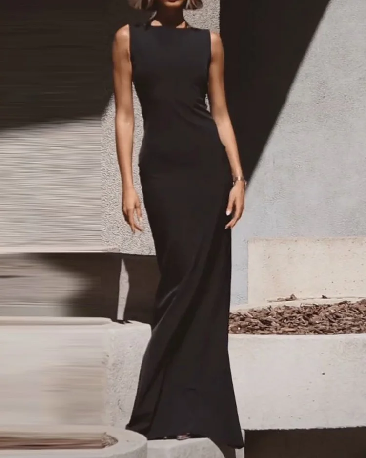 Sleeveless solid color dress