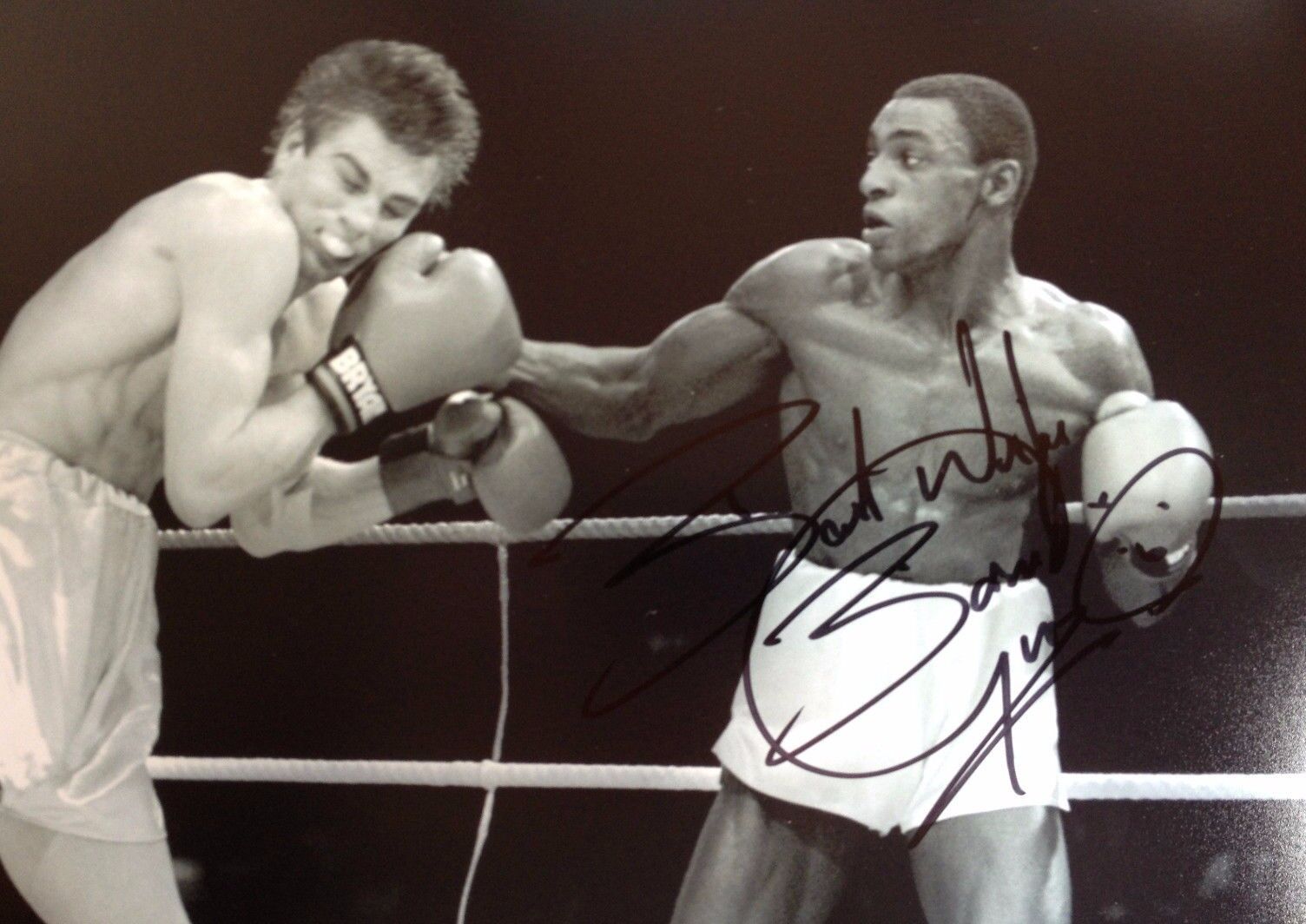 HEROL BOMBER GRAHAM - BOXING GREAT - EXCELLENT SIGNED B/W ACTION Photo Poster paintingGRAPH