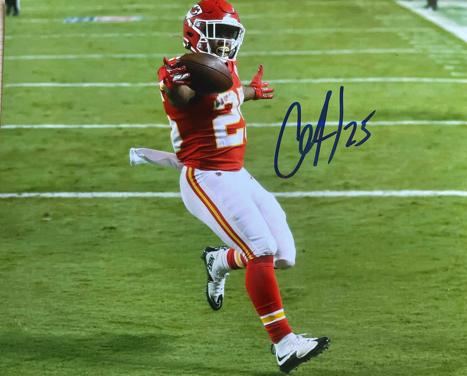 Clyde Edwards-Helaire Autographed Signed 8x10 Photo Poster painting ( Chiefs ) REPRINT