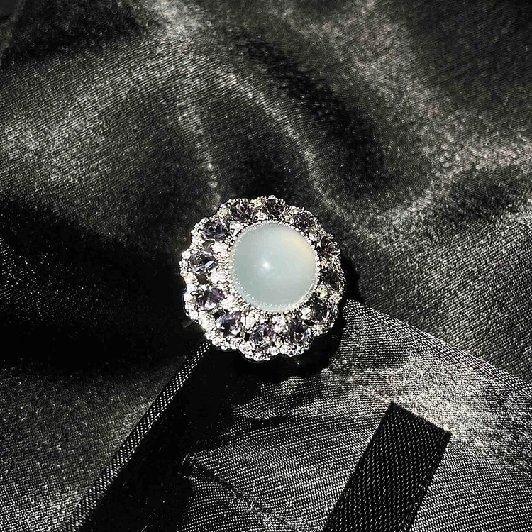 Natural Ice White Pigeon Egg Ring 
