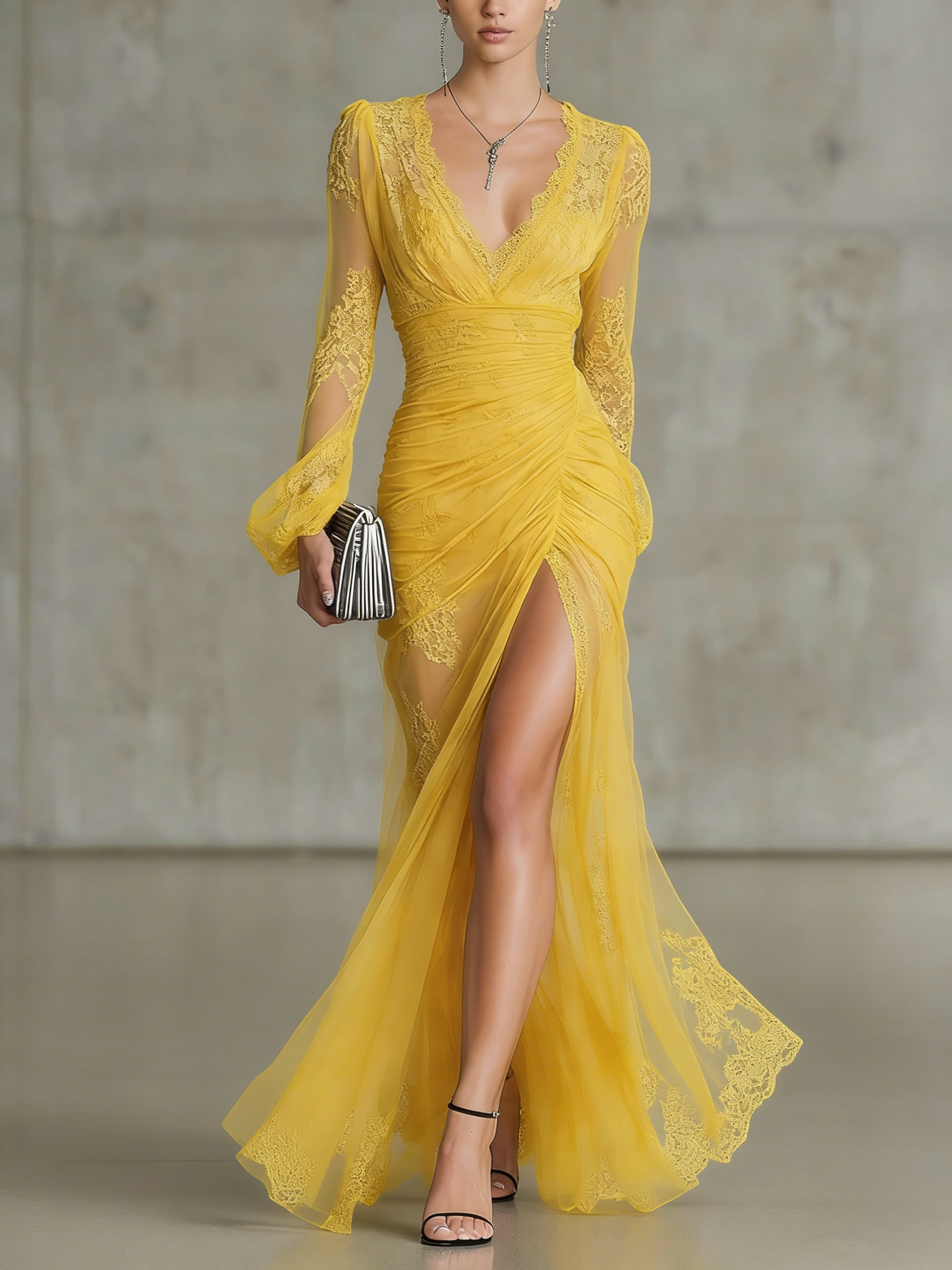 Vestido comprido transparente com detalhes em renda, mangas compridas e racha.