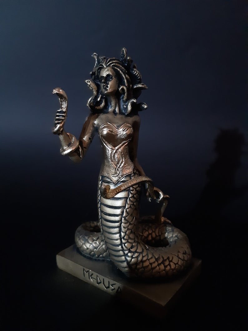 gorgon medusa statue