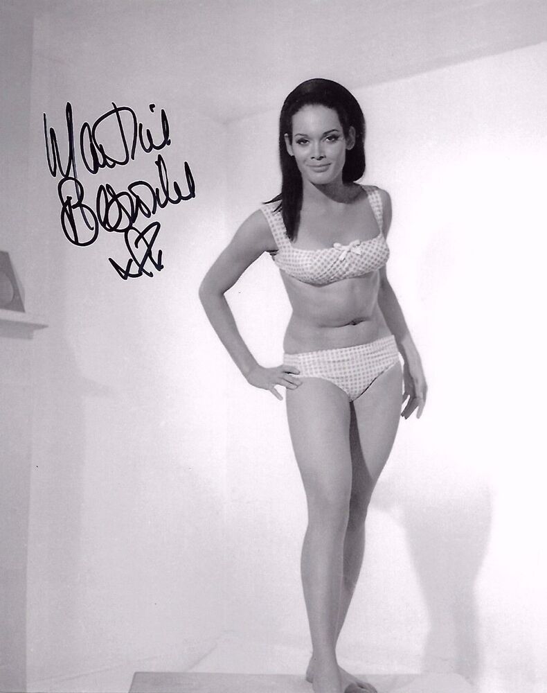 Martine Beswicke Signed 8x10 Photo Poster painting - James Bond BABE - THUNDERBALL - SEXY!