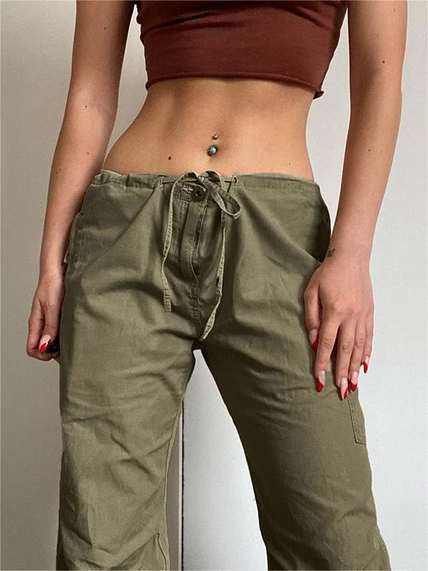 Brownm cargo trousers with straight legs and pockets