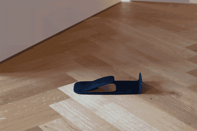 Closing and opening the door requires only light force.