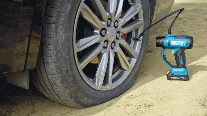 SEESII T7 MAX: Inflador de neumáticos, aspirador y luz 3 en 1