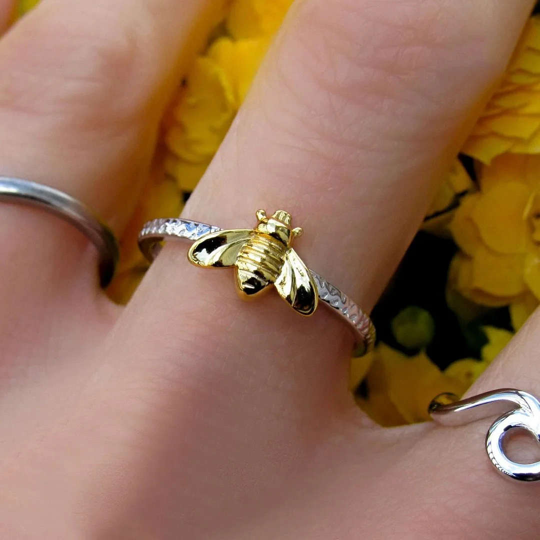 18k Gold Dainty Bee Ring