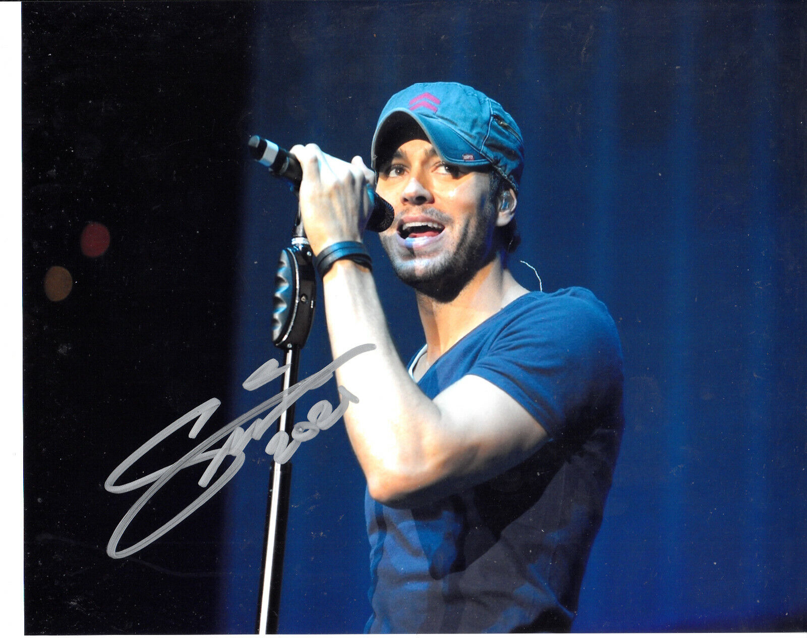 Enrique Iglesias latin singer son of Julio Iglesias Signed Autograph 8x10 Photo Poster painting