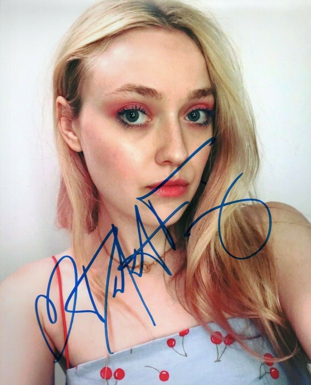 Autographed Dakota Fanning signed 8 x 10 Photo Poster painting Very Nice