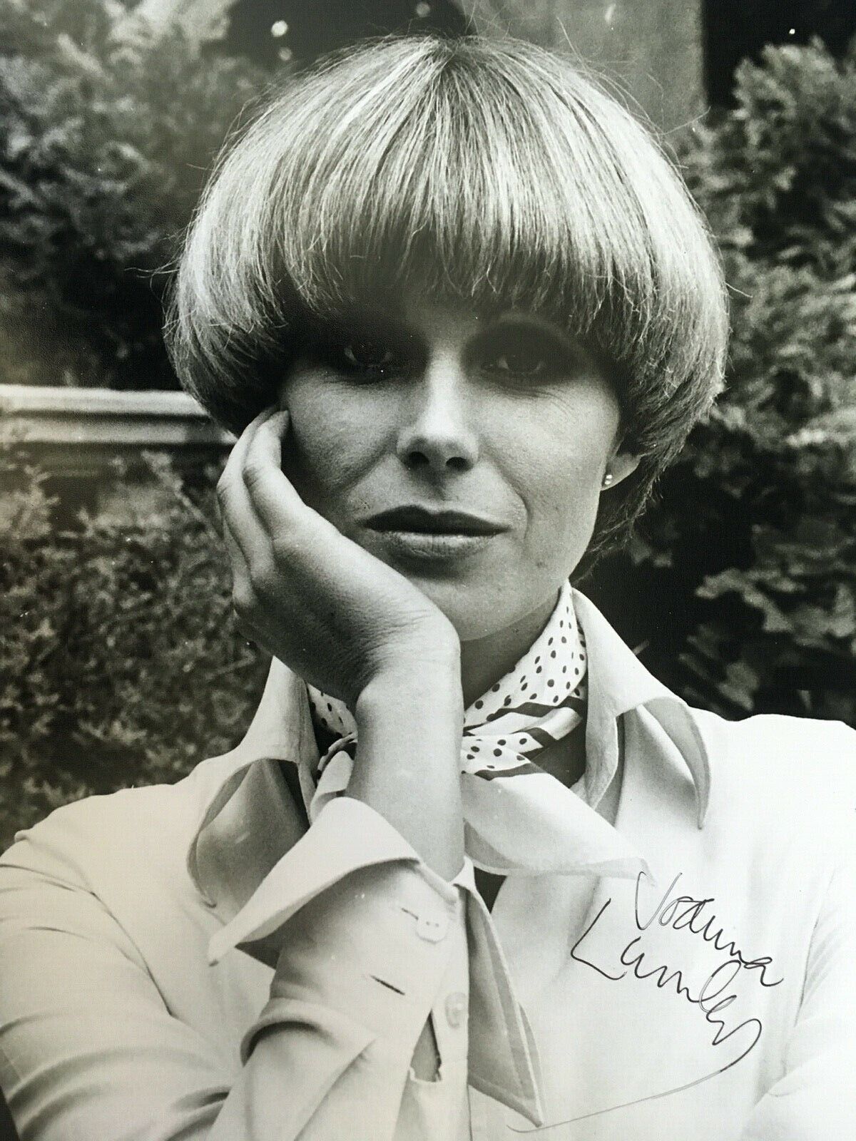 JOANNA LUMLEY - THE AVENGERS TV SERIES ACTRESS - SUPERB SIGNED Photo Poster paintingGRAPH