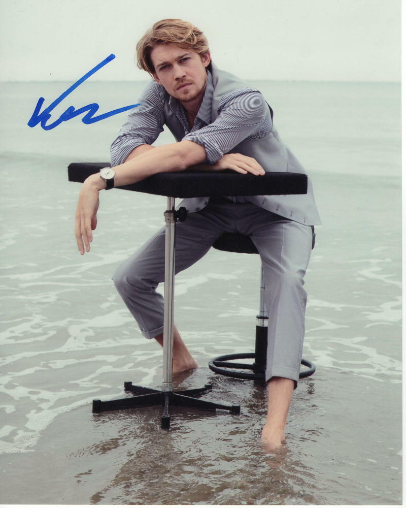 JOE ALWYN SIGNED AUTOGRAPHED 8X10 Photo Poster painting - SEXY STUD, TAYLOR SWIFT, THE FAVOURITE