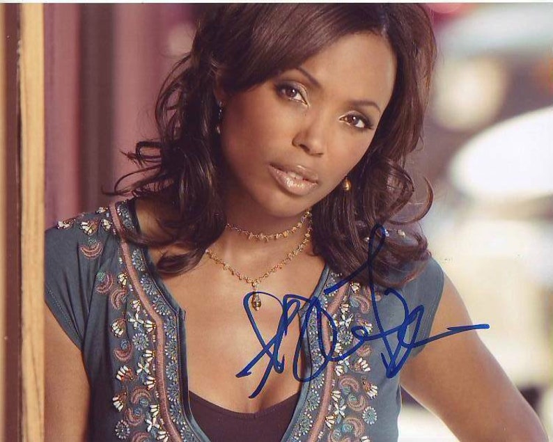 Aisha tyler signed autographed 8x10 Photo Poster painting