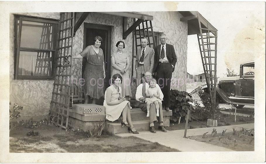 Vintage FOUND Photo Poster paintingGRAPH bw FRONT STOOP FAMILY PORTRAIT Original JD 111 23 S