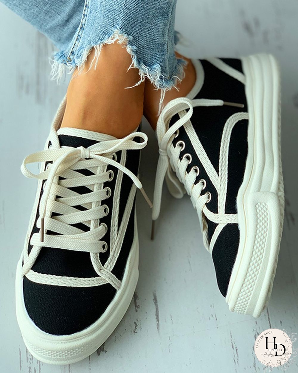 Colorblock Eyelet Lace-up Casual Sneaker