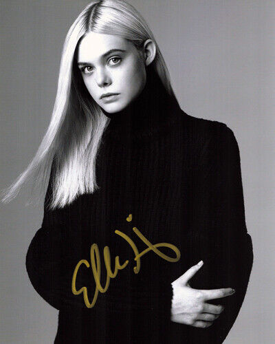 Autographed Photo Poster painting Elle Fanning Signed 8 x 10