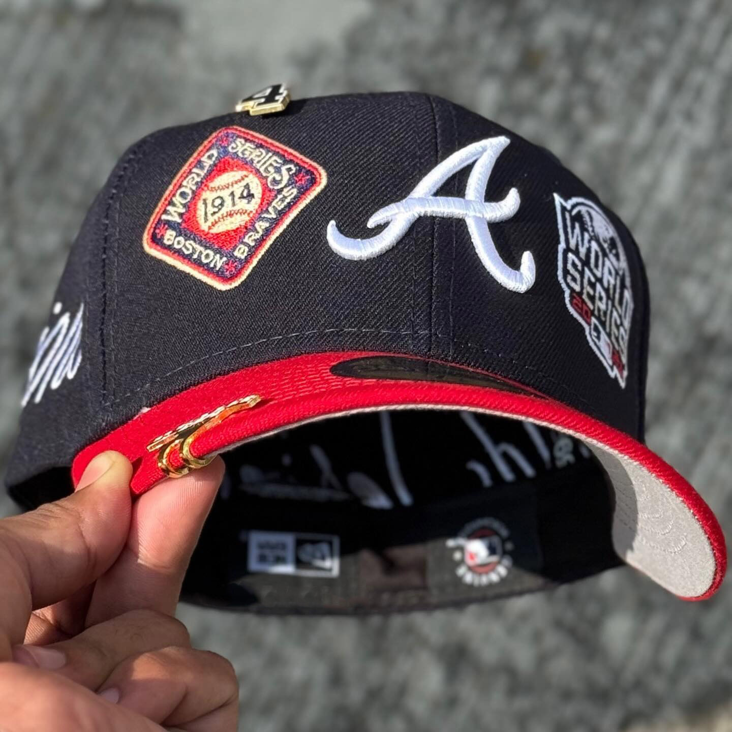 NEW ERA ATLANTA BRAVES NAVY HISTORIC WORLD SERIES CHAMPIONS EMBROIDERED CASUAL BASEBALL CAP