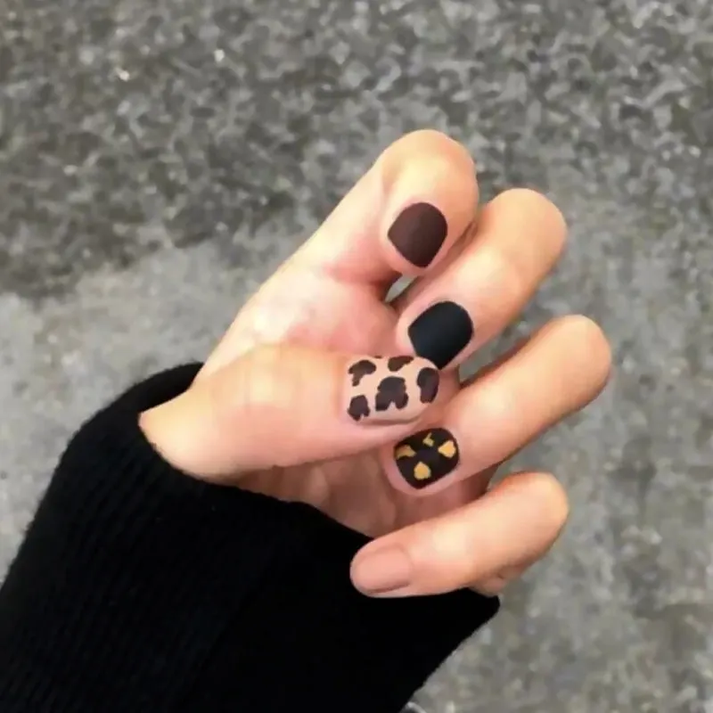 24PCS/box Fashionable Blue and Graffiti Pattern Wearable Fake Nails press on Short oval Head Lady Full Cover Finished Fingernail-Nail Inspo